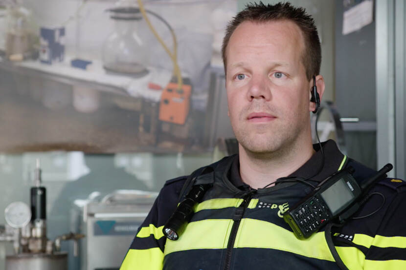 Fotoportret van Freek in zijn politie-uniform